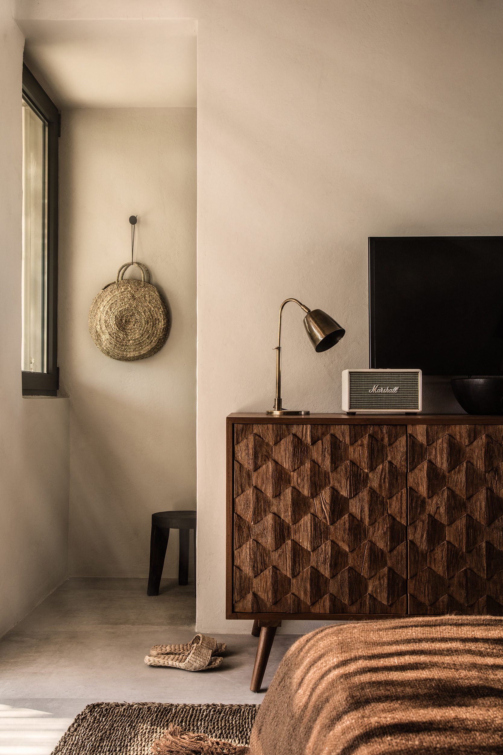 Bedroom in Nutshell Brown - 2024 Key Color Trends