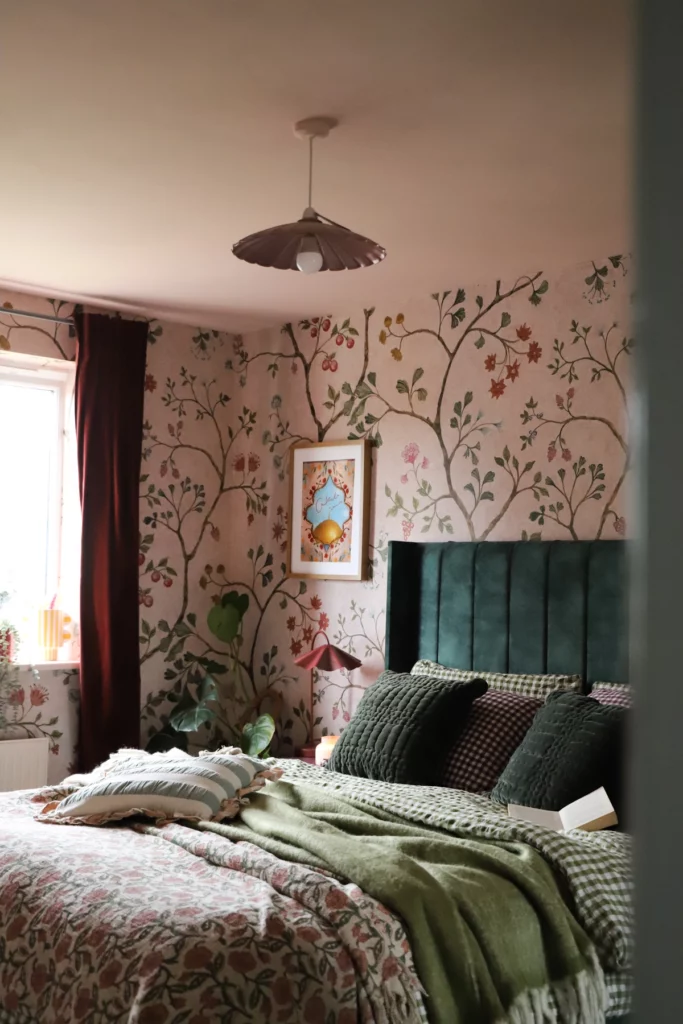 Layered living room with colorful cushions, mixed furniture, decorative objects and indoor plants